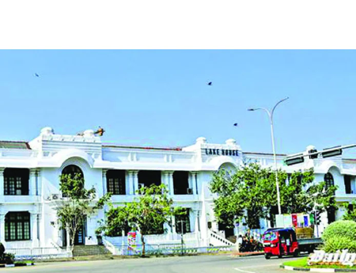 අපොයි දෙයියනේ..! ලේක්හවුස්.