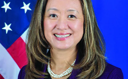 රාජකාරිය “මැනවින්” ඉටුකළ  ජූලි චන්ග් ගම රට බලා යයි...