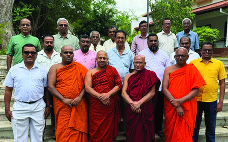 මහා සංඝරත්නය මුල් වී අවුරුදු නැකැත් සීට්ටුව  නිමවයි...