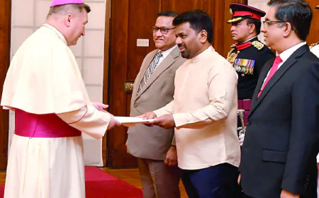 නව තානාපතිවරු සිව් දෙනෙක්,  මහකොමසාරිස්වරු දෙදෙනෙක්  ජනපතිට අක්තපත්‍ර භාර දෙති…
