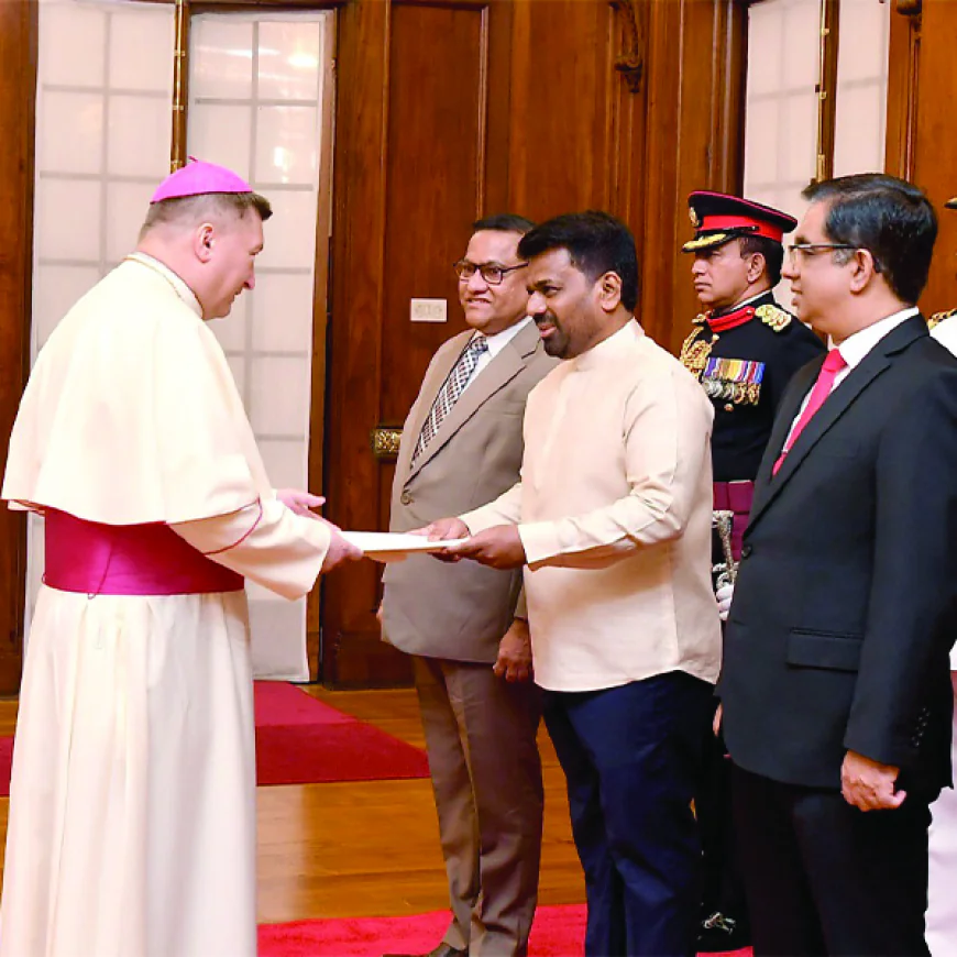 නව තානාපතිවරු සිව් දෙනෙක්,  මහකොමසාරිස්වරු දෙදෙනෙක්  ජනපතිට අක්තපත්‍ර භාර දෙති…
